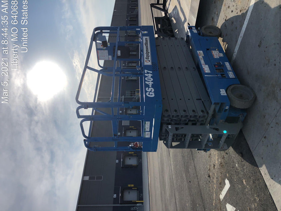 2019 Genie GS-4047 Folding rails with half height swing gate