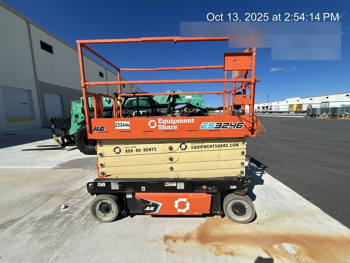 2022 JLG ES3246