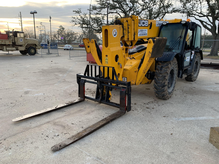2019 JCB 512-56 109 HP w/CAB/HVAC, Beacon, Aux Hydraulics, Worklights, Solid Tires w/60" Carriage/Forks