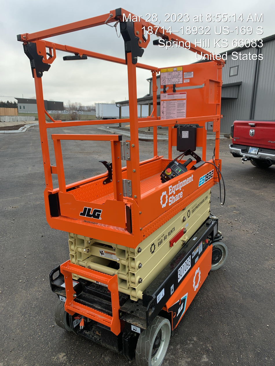 2023 JLG ES1932