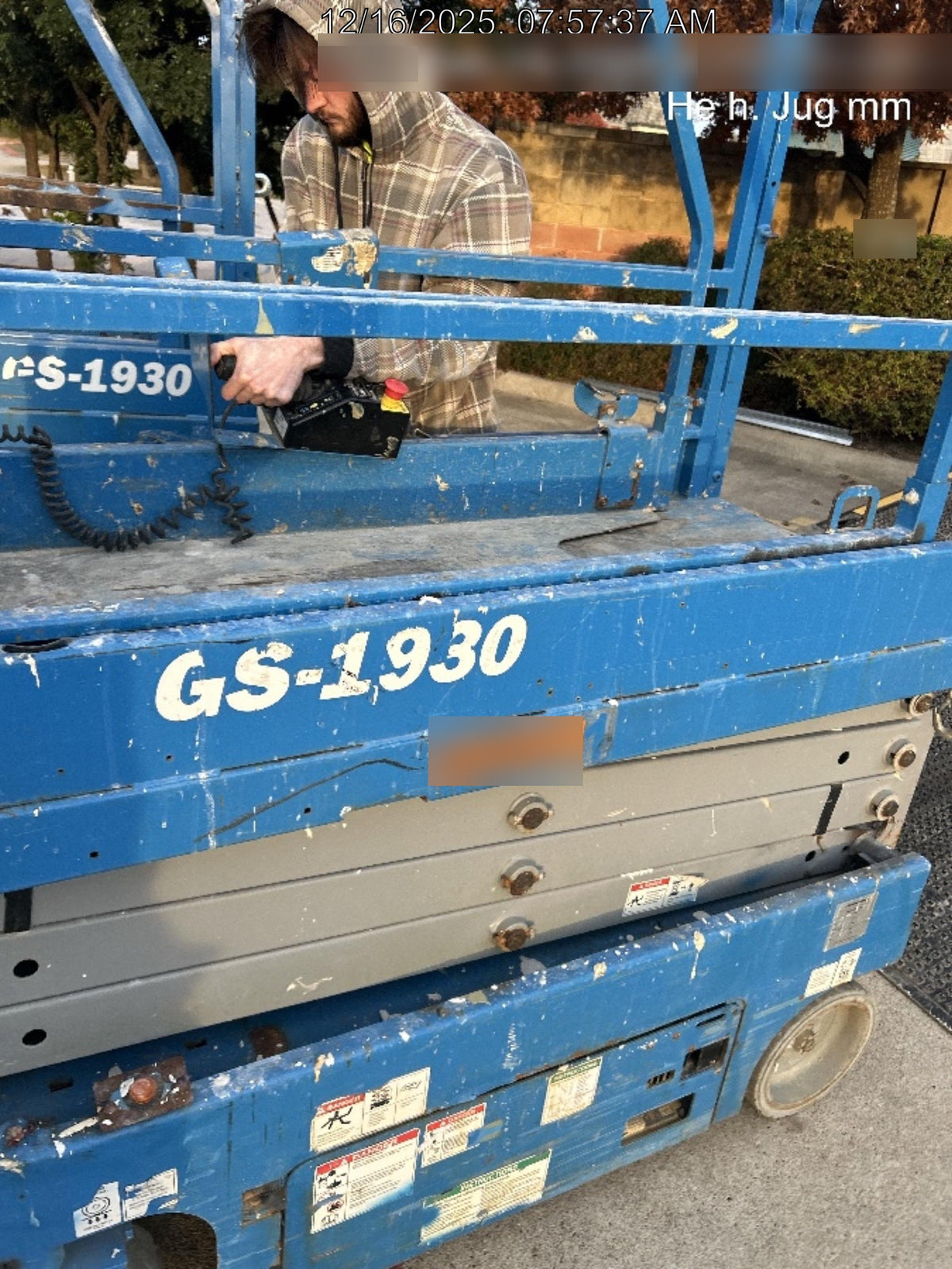 2019 Genie GS-2632 Folding rails with half height swing gate