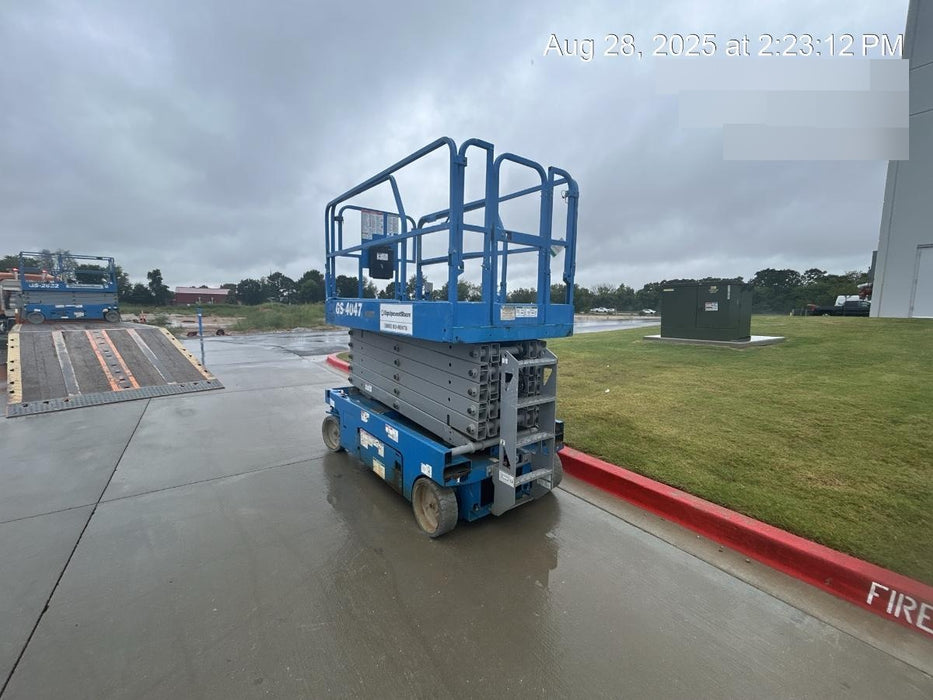 2019 Genie GS-4047 Folding rails with half height swing gate