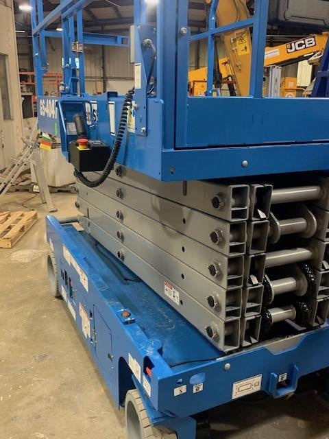 2019 Genie GS-4047 Folding rails with half height swing gate