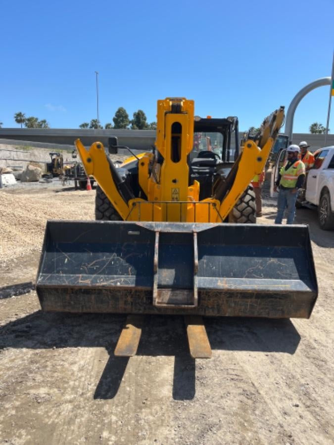 2021 JLG 1001100823