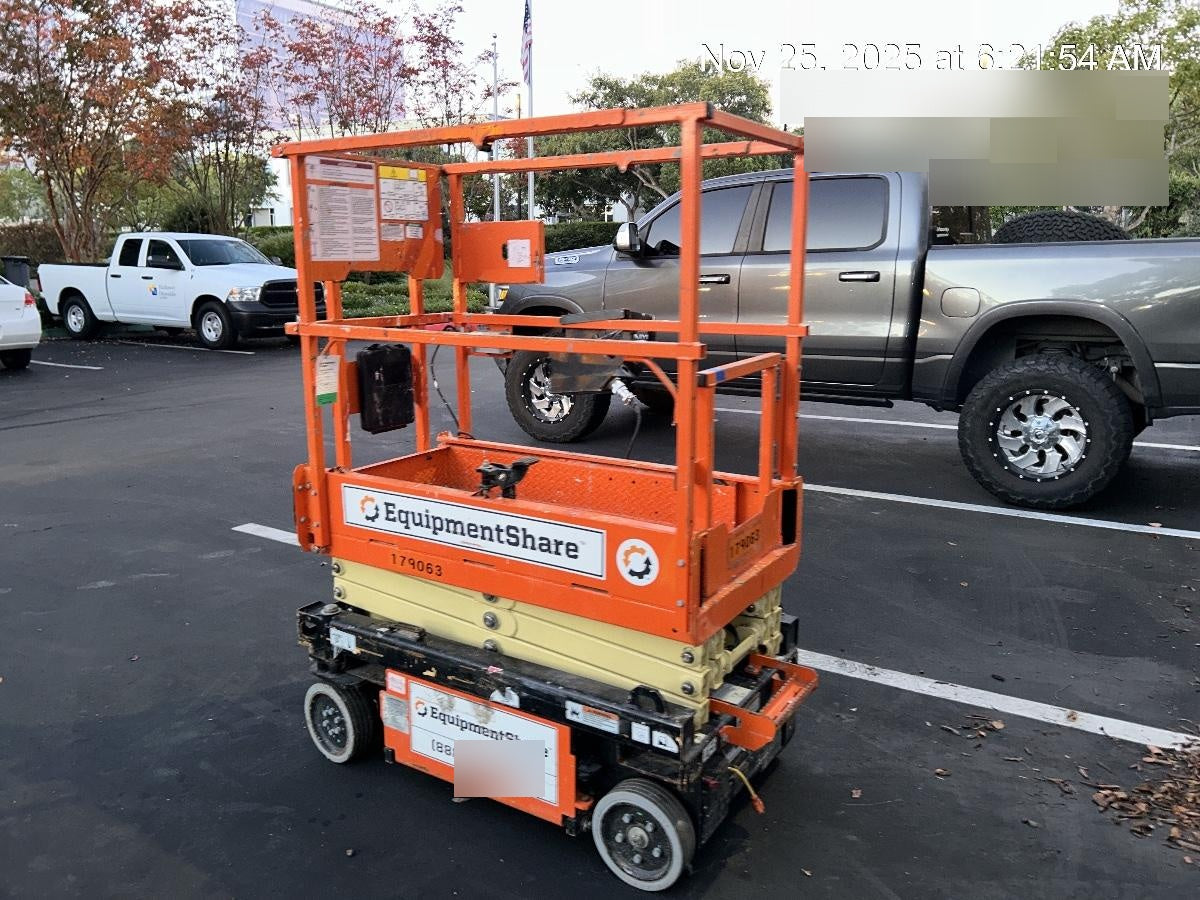 2021 JLG ES1330L