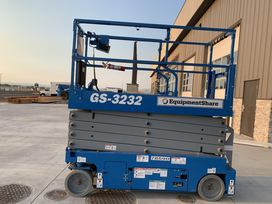 2020 Genie GS-3232 Standard, Folding half height swing gate, 800W Inverter