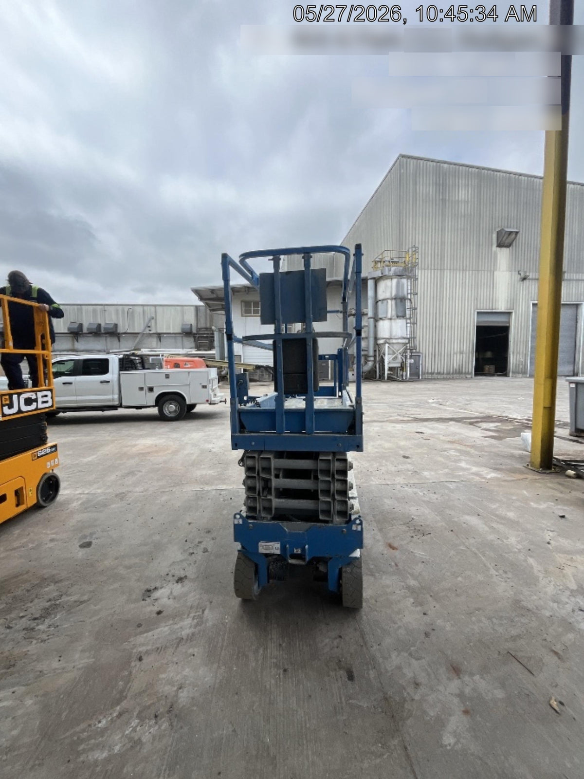 2019 Genie GS-2632 Folding rails with half height swing gate
