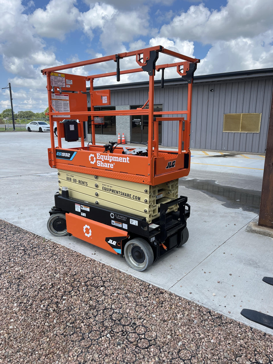 2025 JLG ES1932