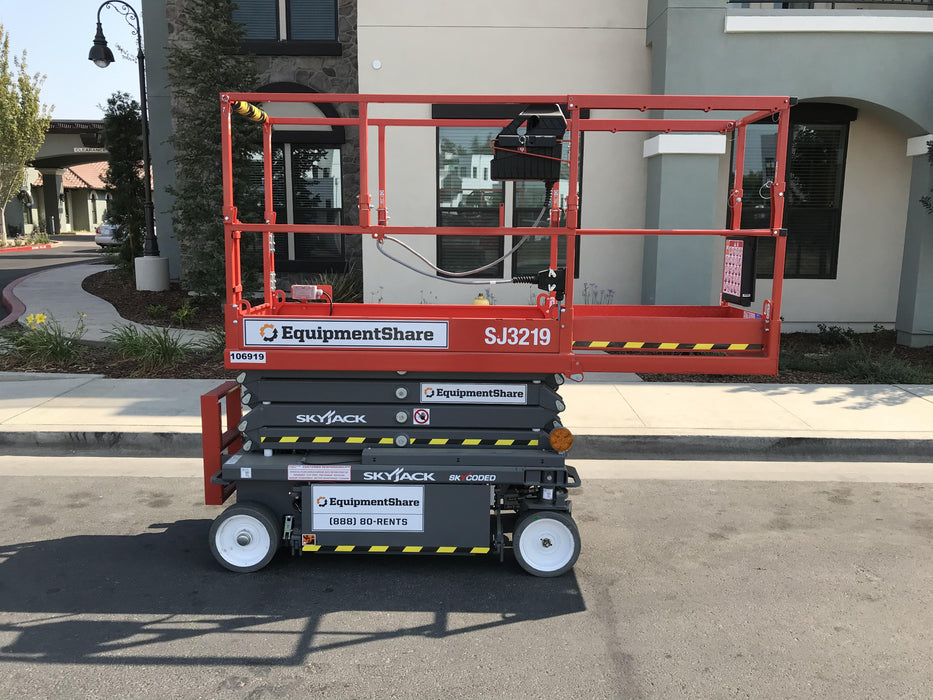 2020 Skyjack SJIII-3219 Solid NM Tires, Half height spring hinged entry gate, Dual Beacons, 800W Inverter