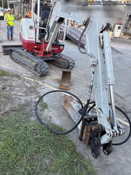2022 TAKEUCHI TB235-2R