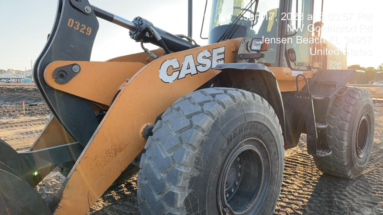 2017 Case 821G CLOSED CAB, JRB 418 STYLE HYD COUPLER