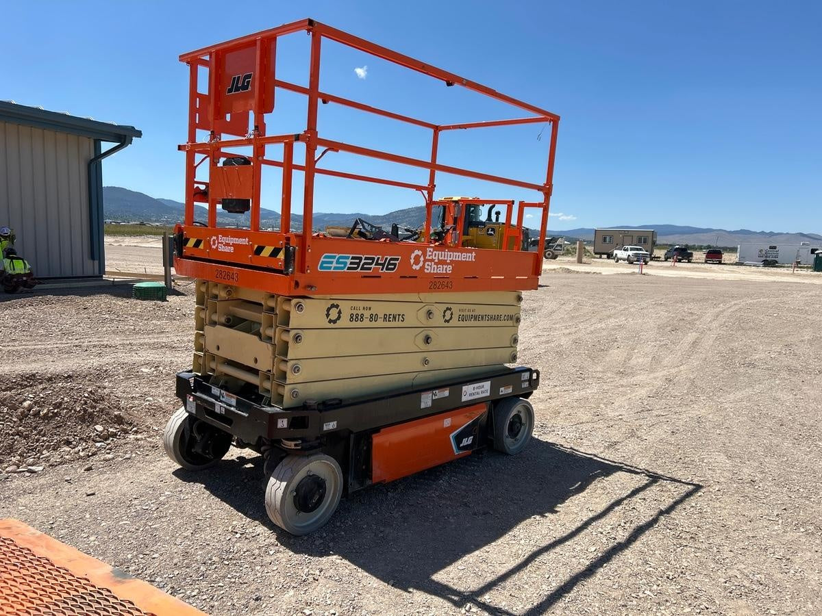2022 JLG ES3246