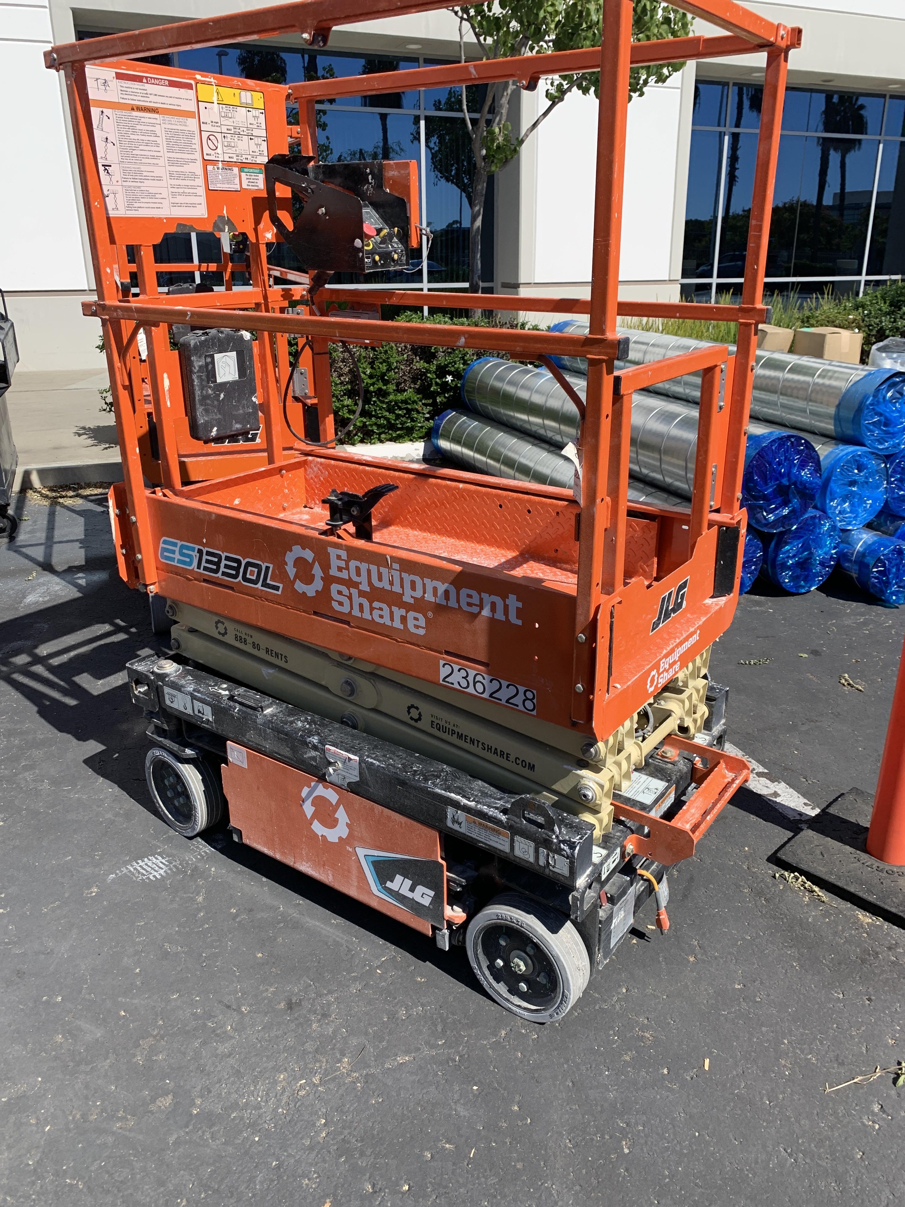 2022 JLG ES1330L