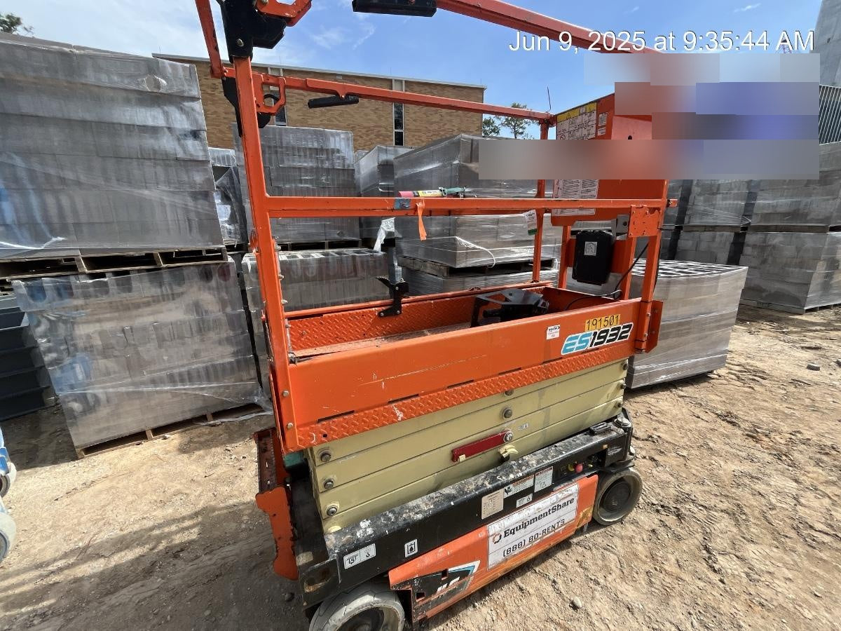 2021 JLG ES1932