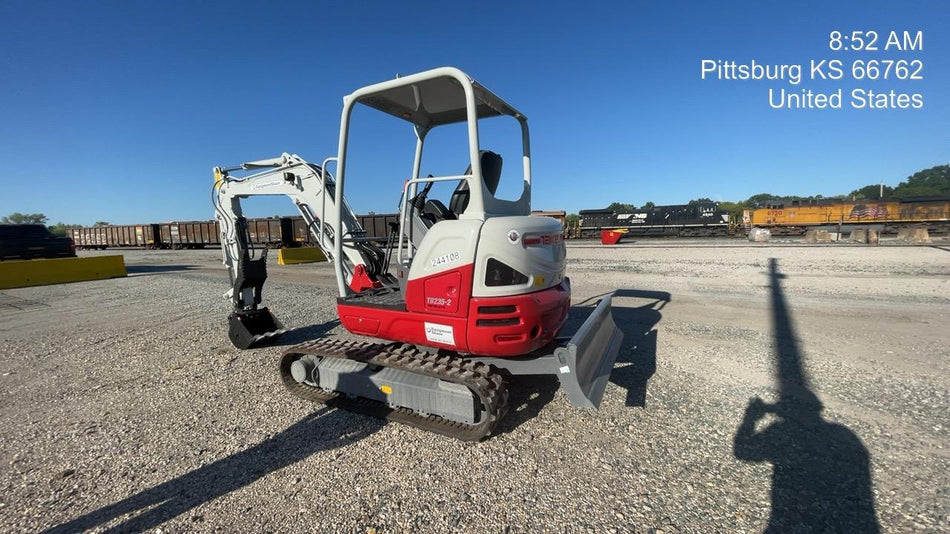 2022 TAKEUCHI TB235-2R