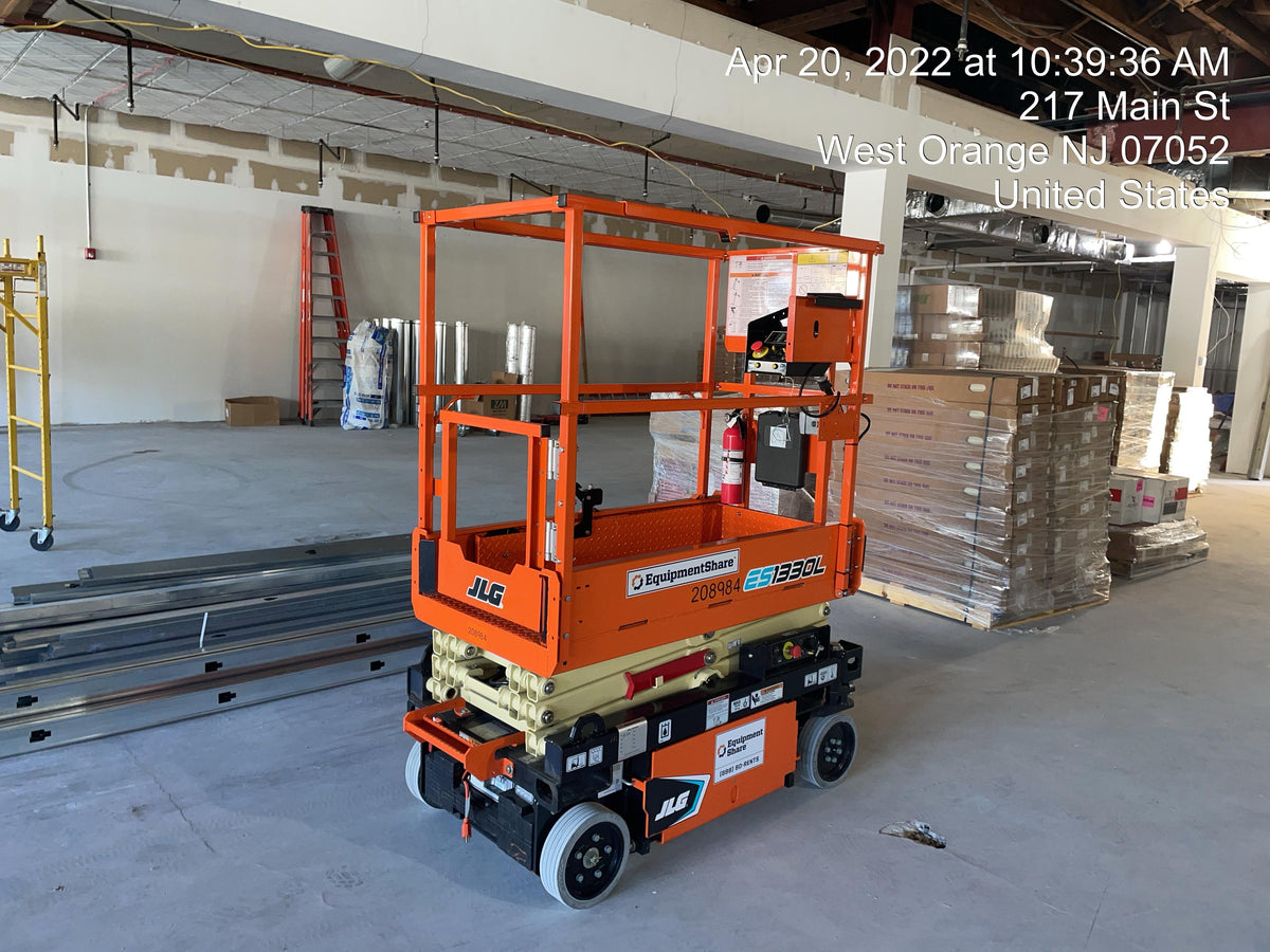 2022 JLG ES1330L