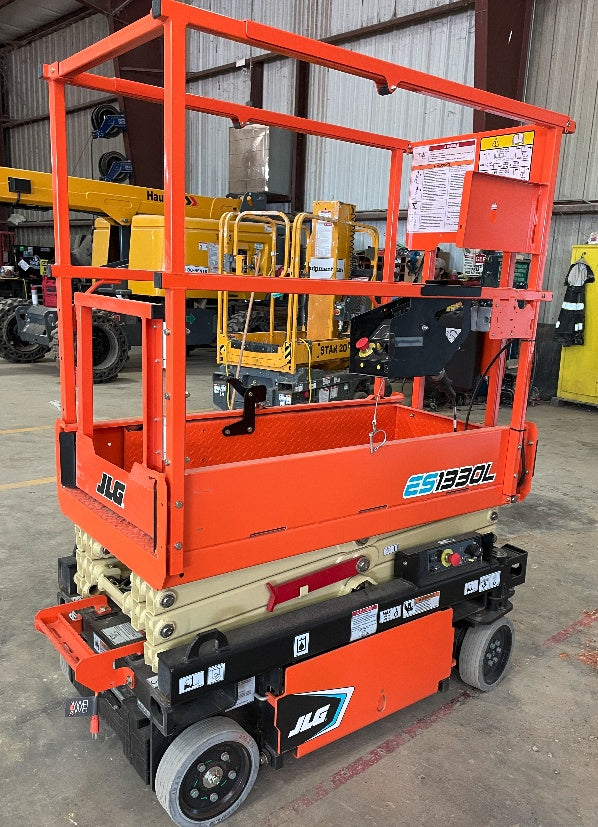 2022 JLG ES1330L
