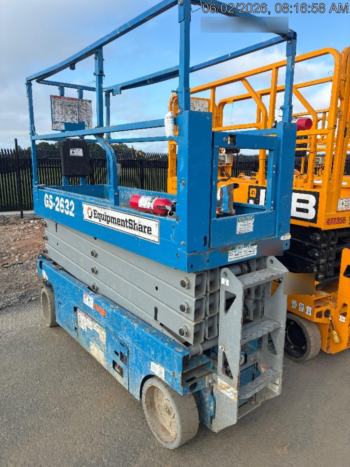 2019 Genie GS-2632 Folding rails with half height swing gate