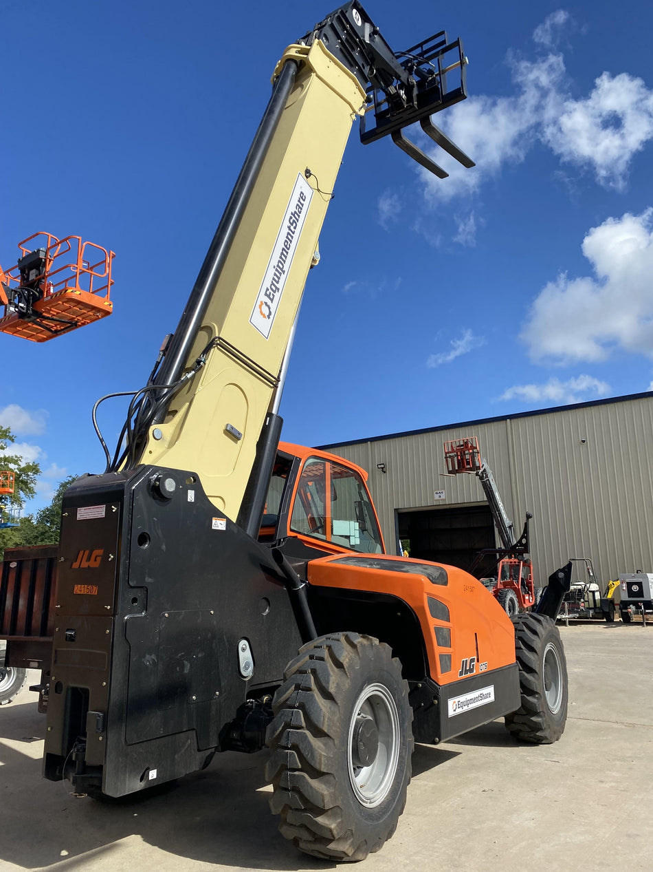 2022 JLG 1075
