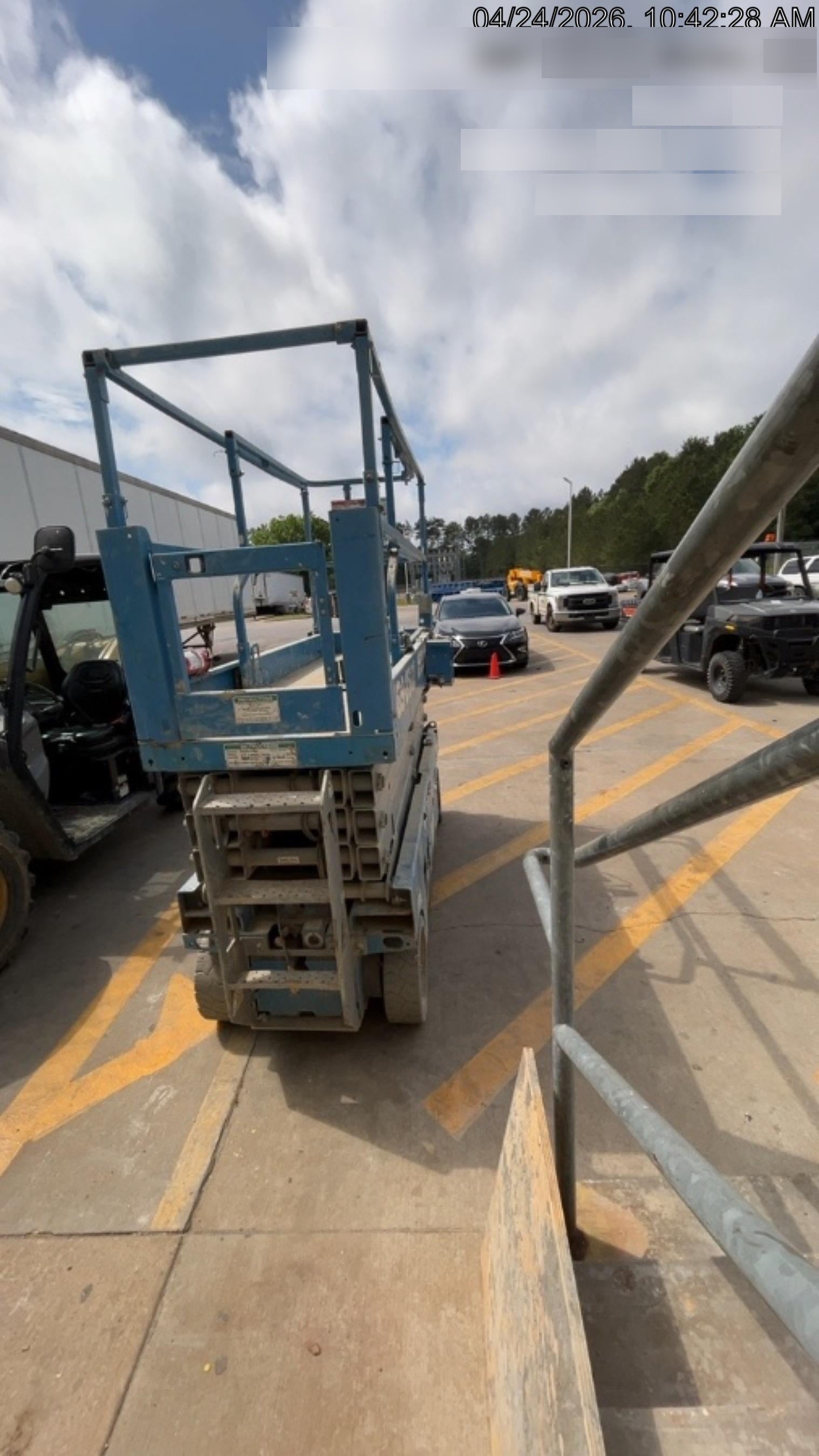 2019 Genie GS-2632 Folding rails with half height swing gate