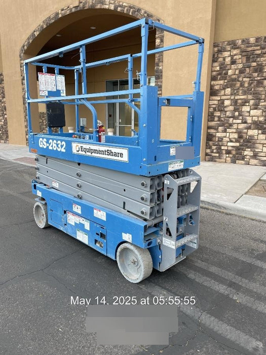 2019 Genie GS-2632 Folding rails with half height swing gate