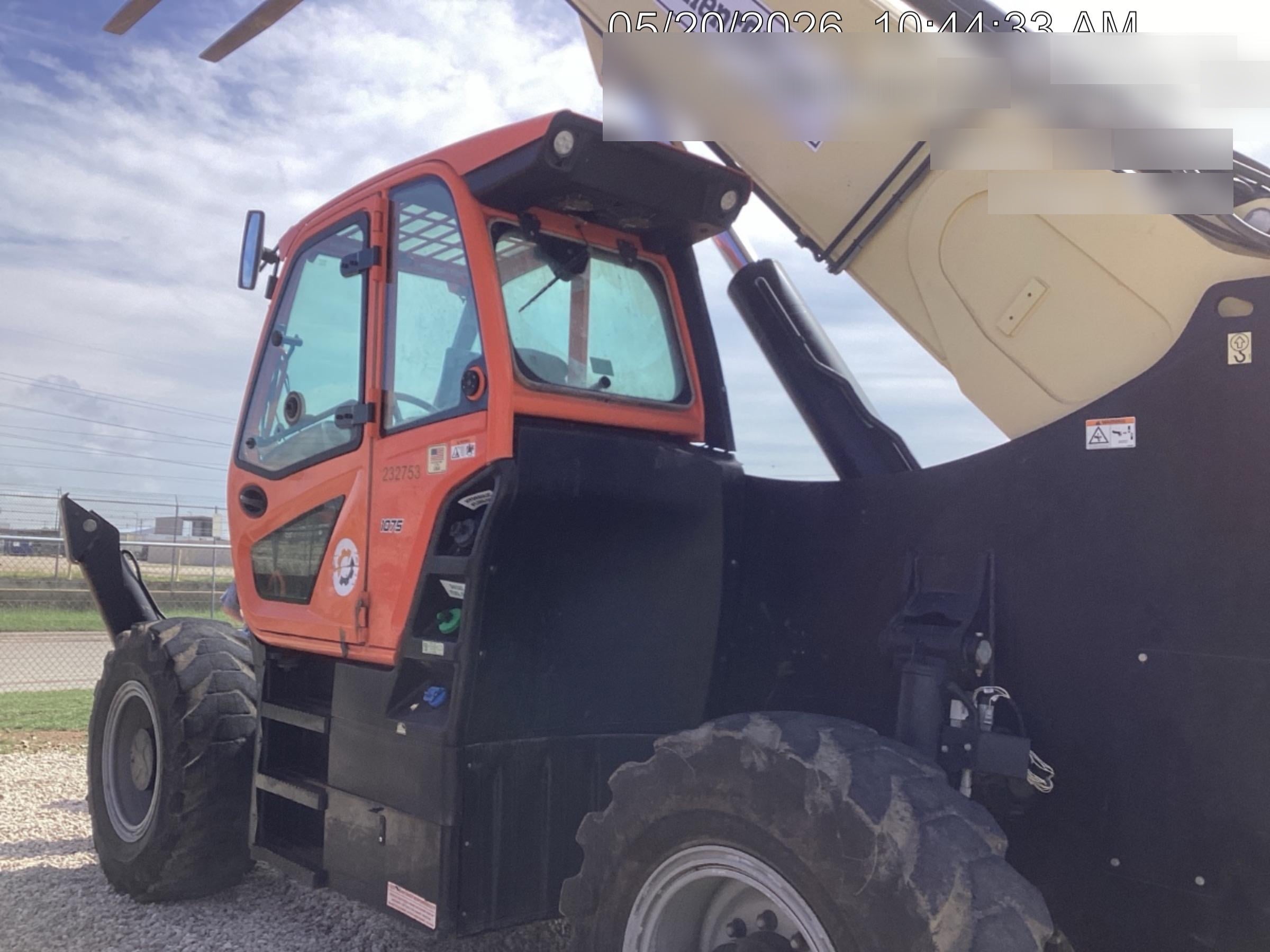 2022 JLG 1075