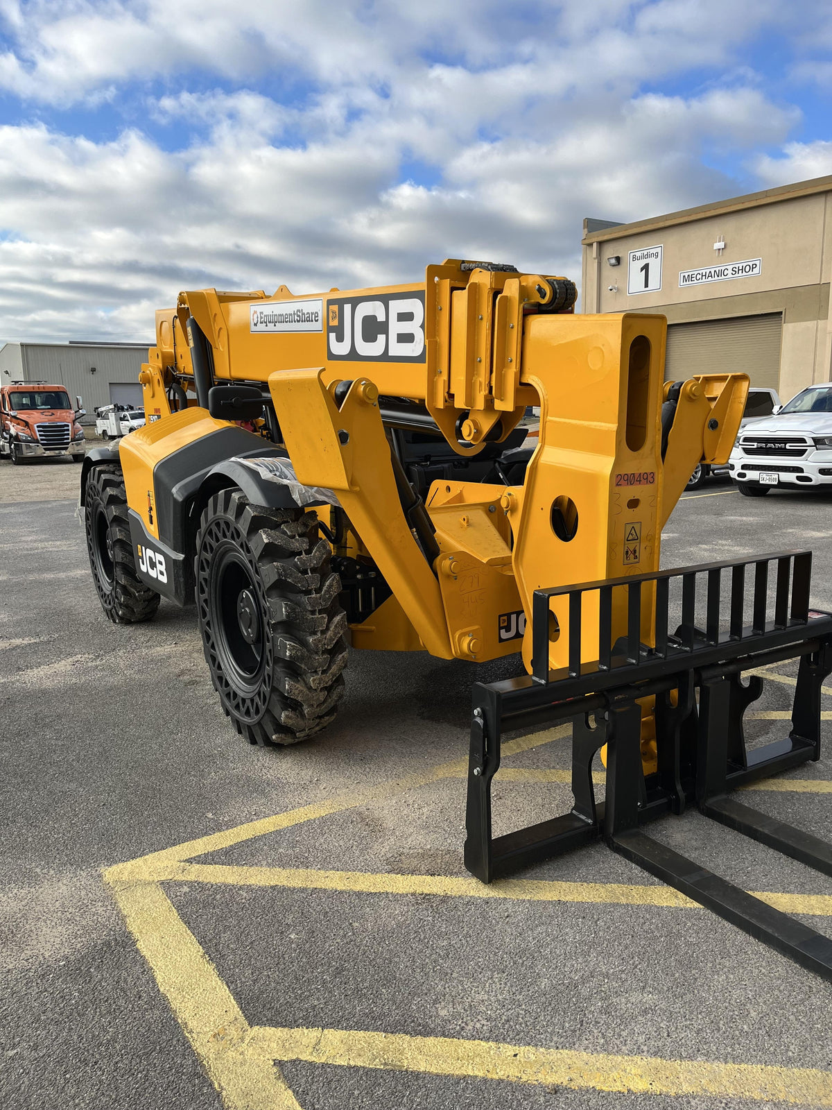 2023 JCB 510-56