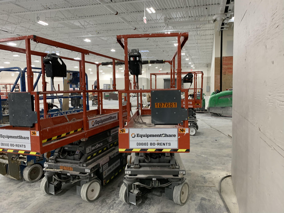 2020 Skyjack SJIII-3219 Solid NM Tires, Half height spring hinged entry gate, Dual Beacons, 800W Inverter