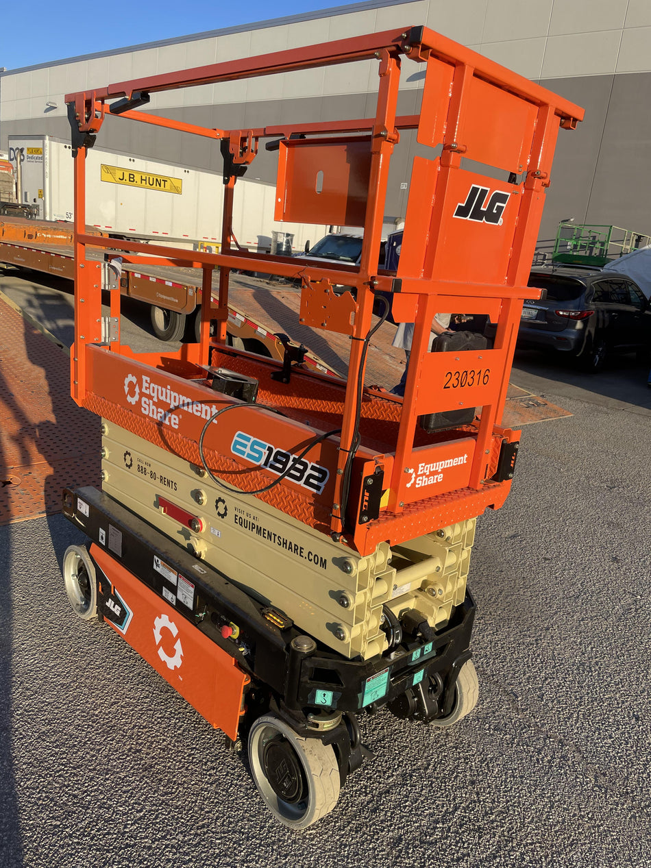 2022 JLG ES1932