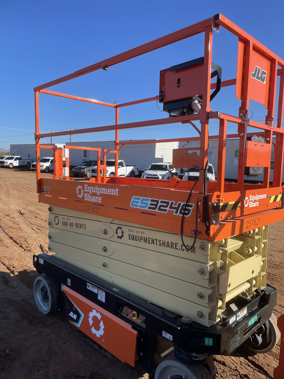 2022 JLG ES3246