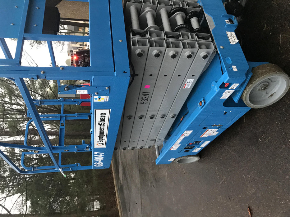 2019 Genie GS-4047 Folding rails with half height swing gate