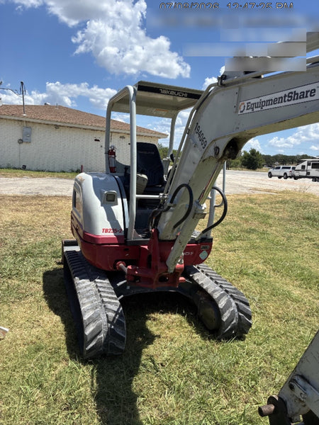 2021 TAKEUCHI TB235-2R