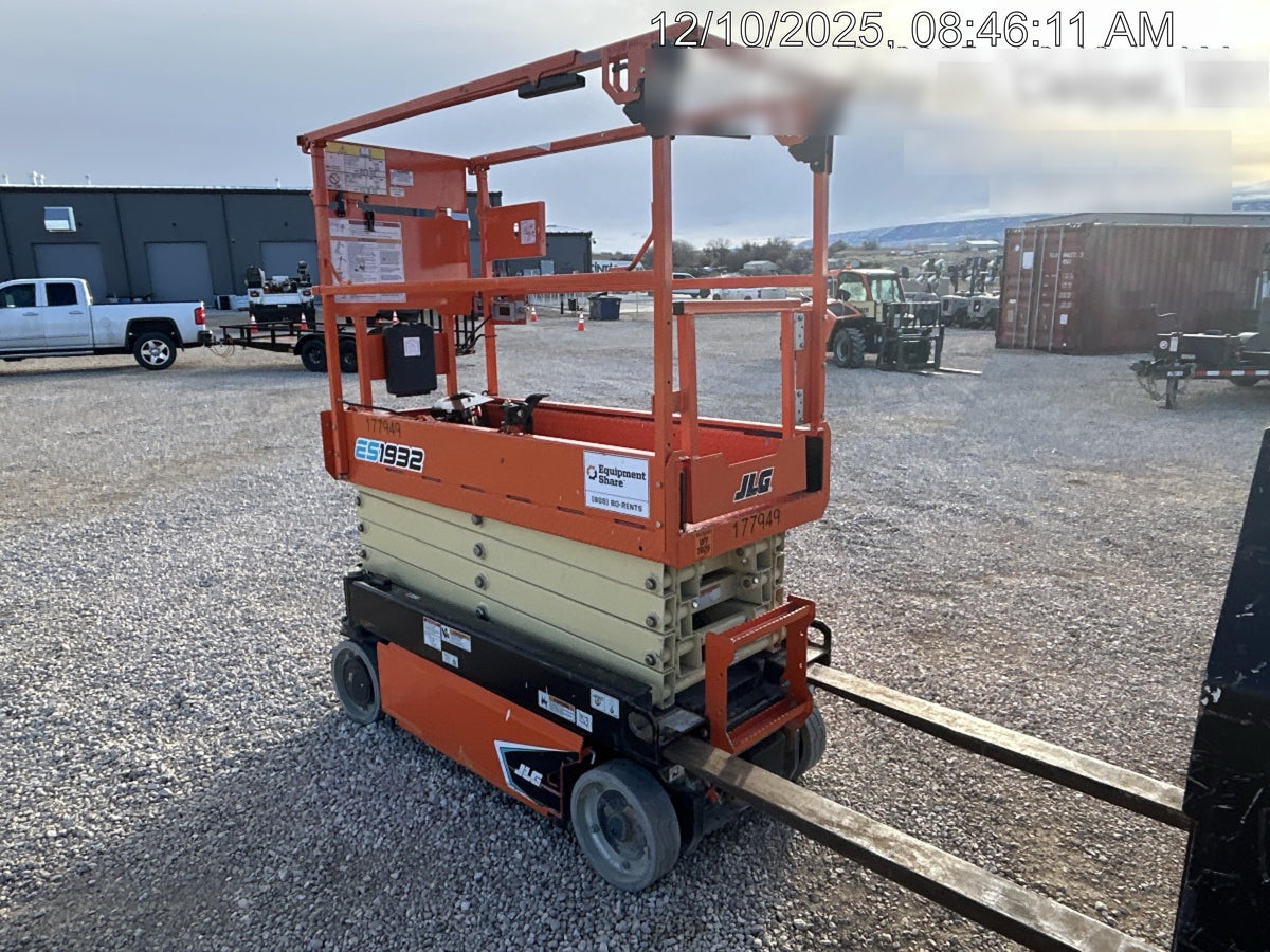 2021 JLG ES1932