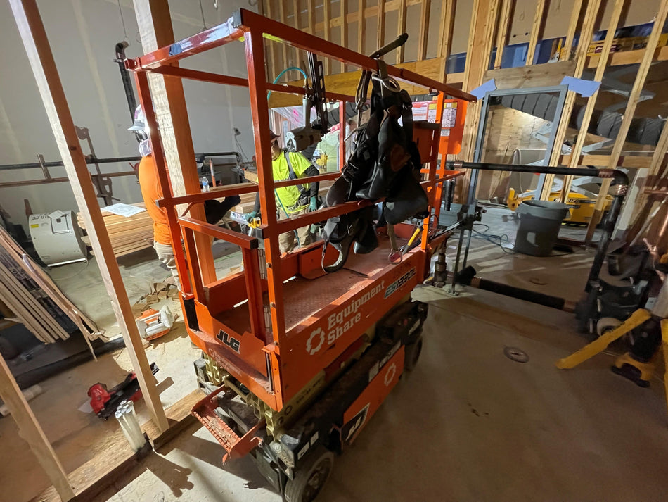 2022 JLG ES1330L