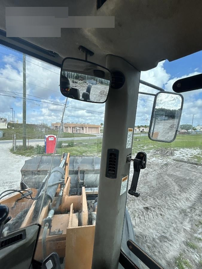 2016 Case 821F CLOSED CAB, JRB 418 STYLE HYD COUPLER