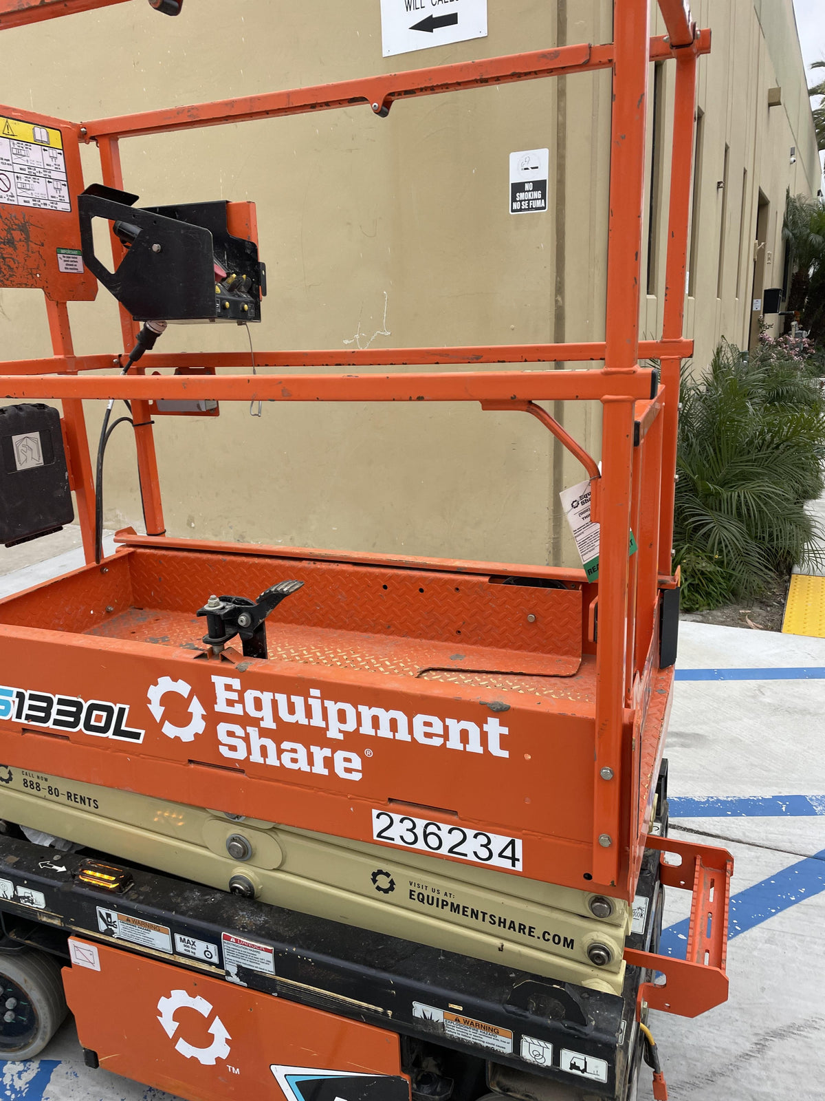 2022 JLG ES1330L