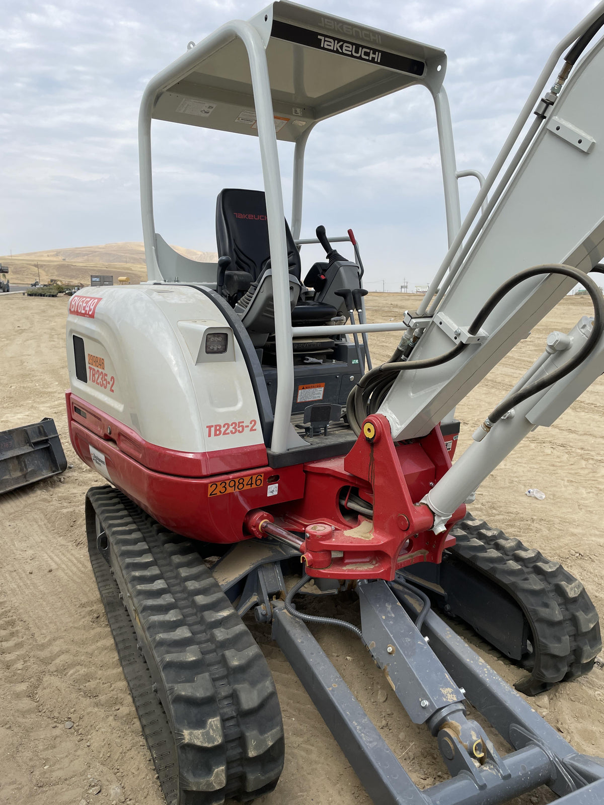 2022 TAKEUCHI TB235-2R