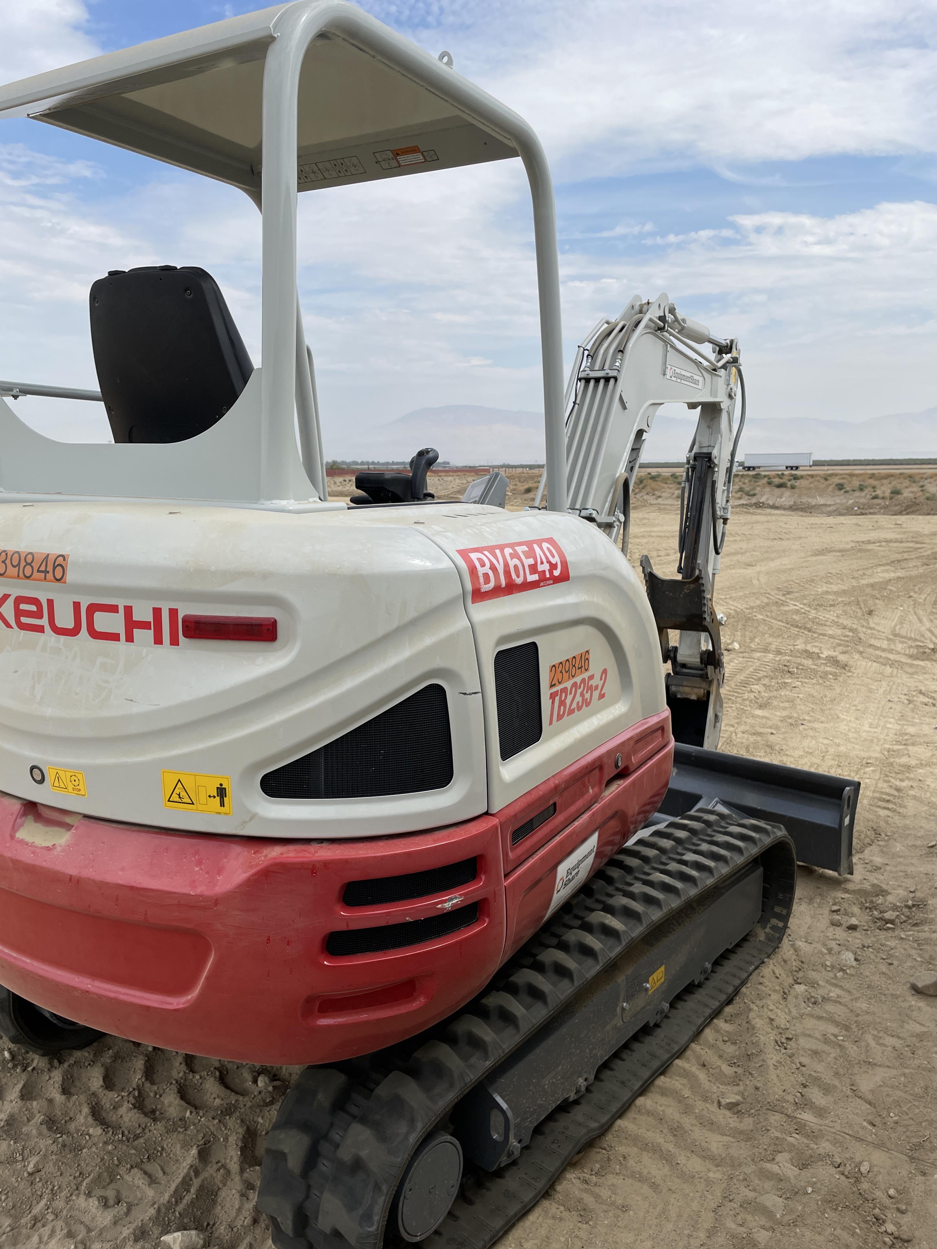 2022 TAKEUCHI TB235-2R