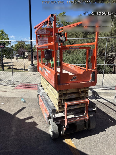 2023 JLG ES1932