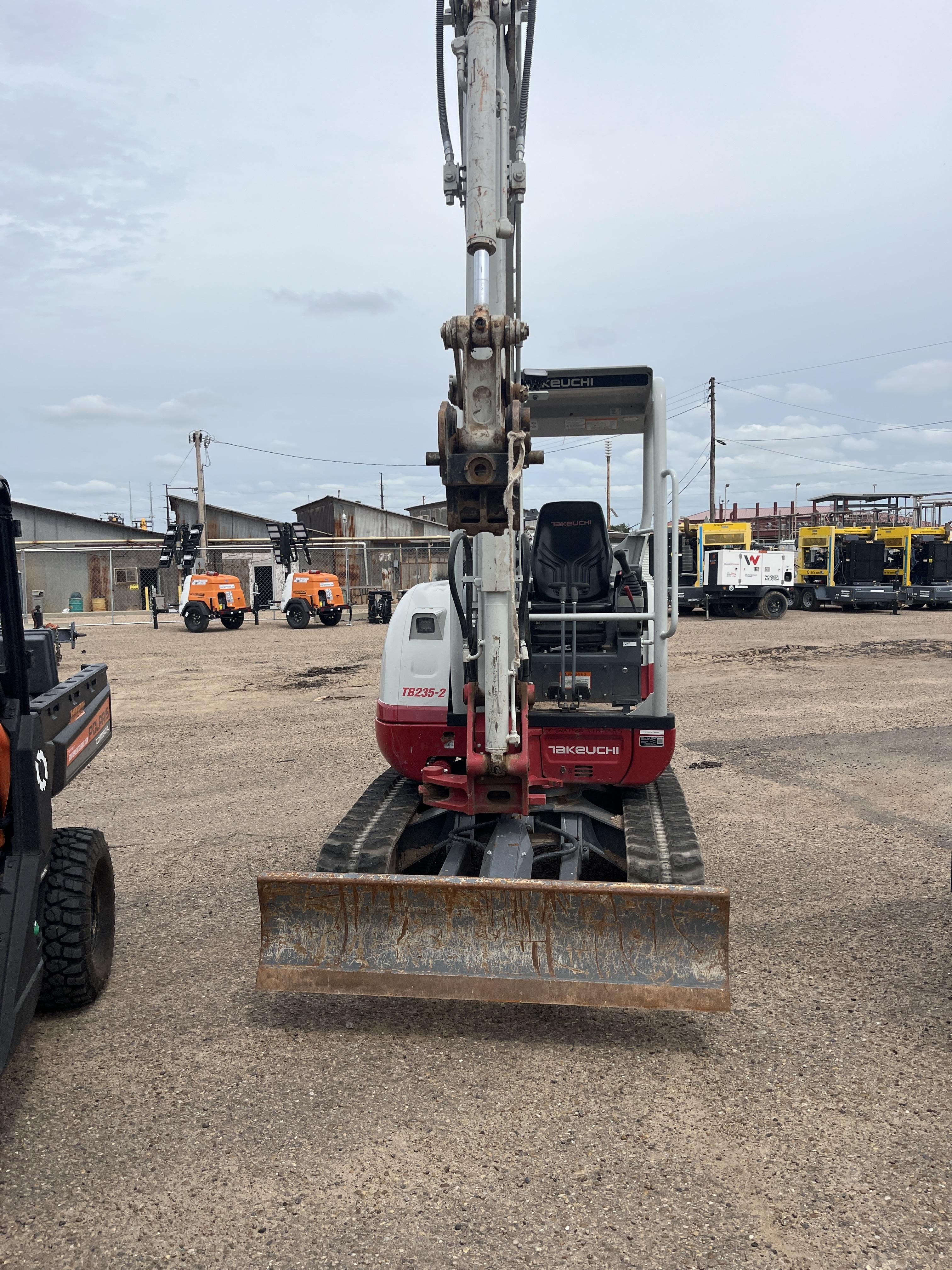 2023 TAKEUCHI TB235-2R