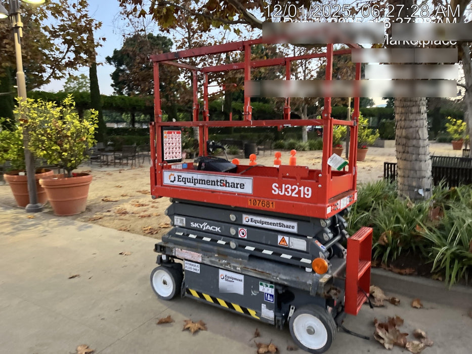 2020 Skyjack SJIII-3219 Solid NM Tires, Half height spring hinged entry gate, Dual Beacons, 800W Inverter