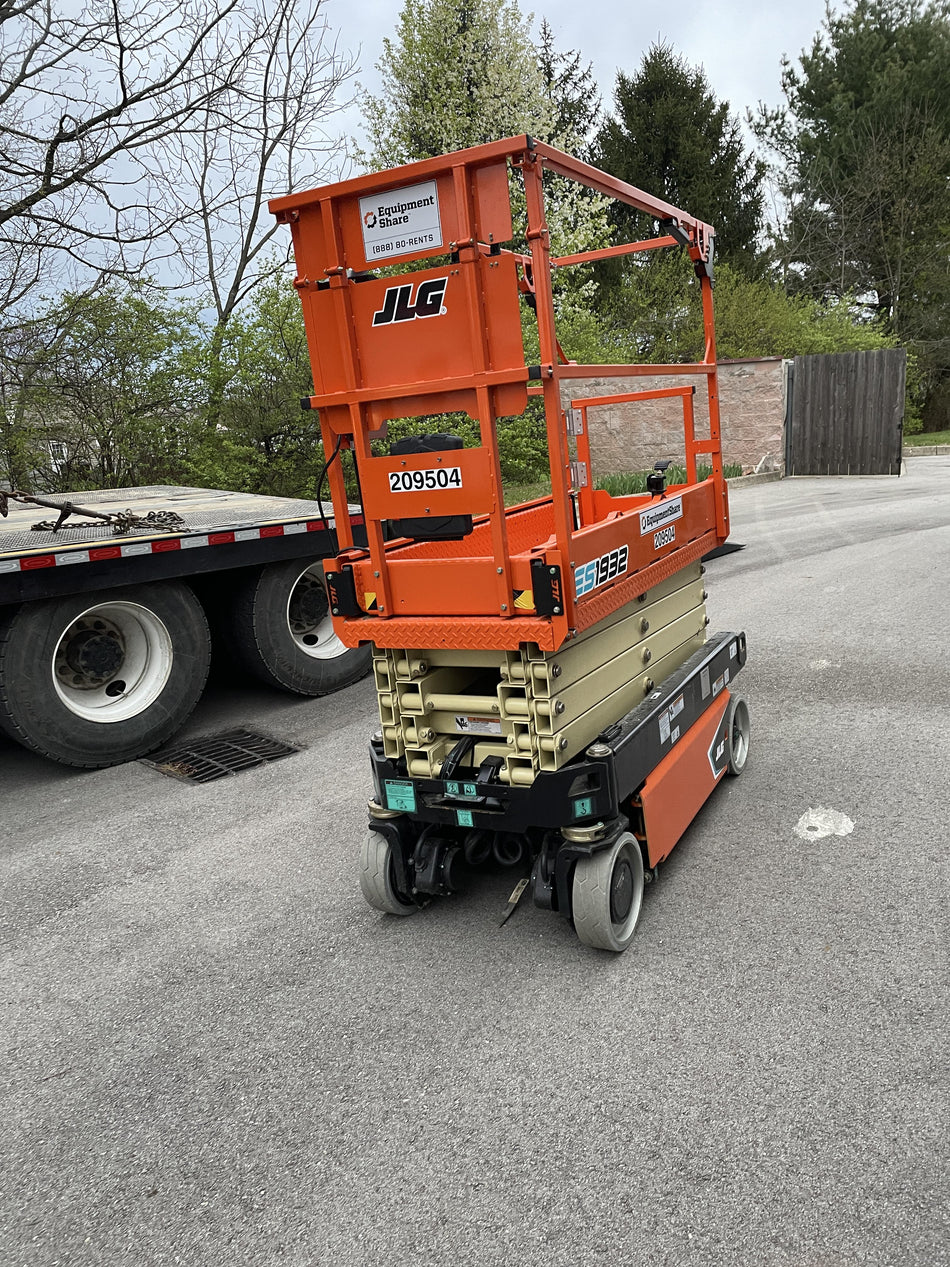 2022 JLG ES1932