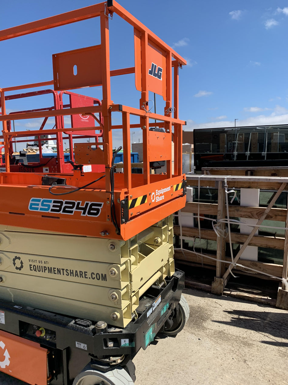 2023 JLG ES3246