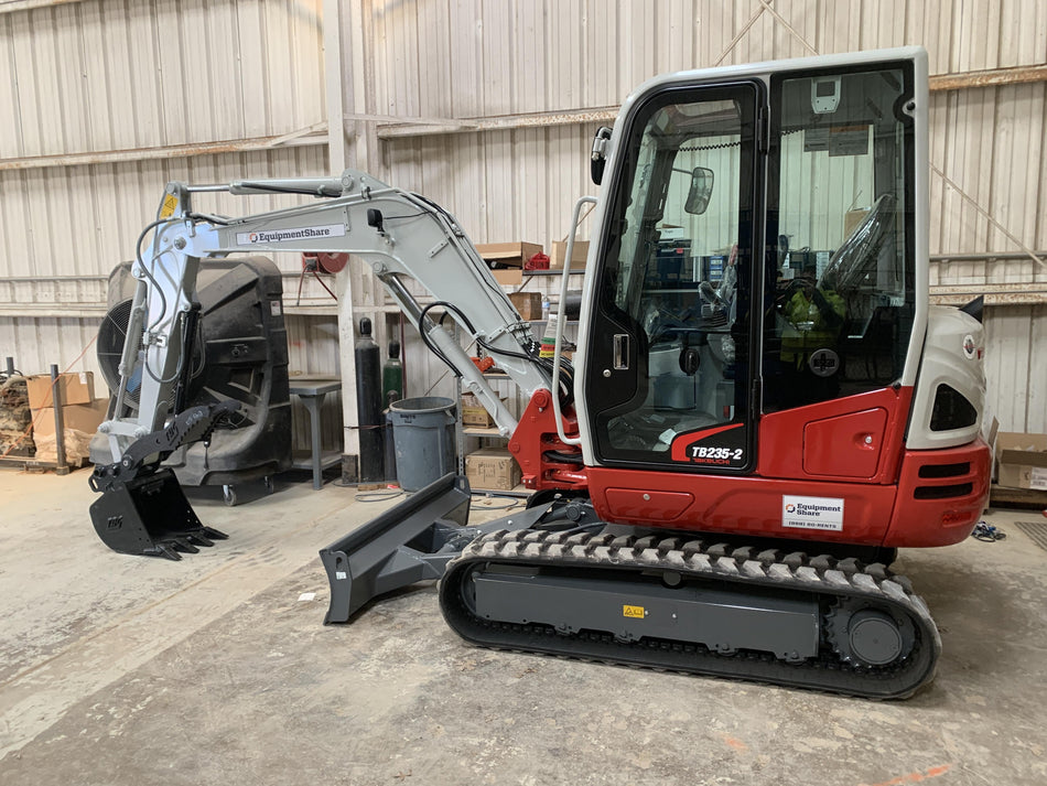 2022 TAKEUCHI TB235-2CR