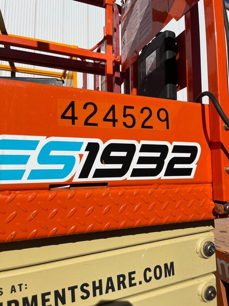 2024 JLG ES1932