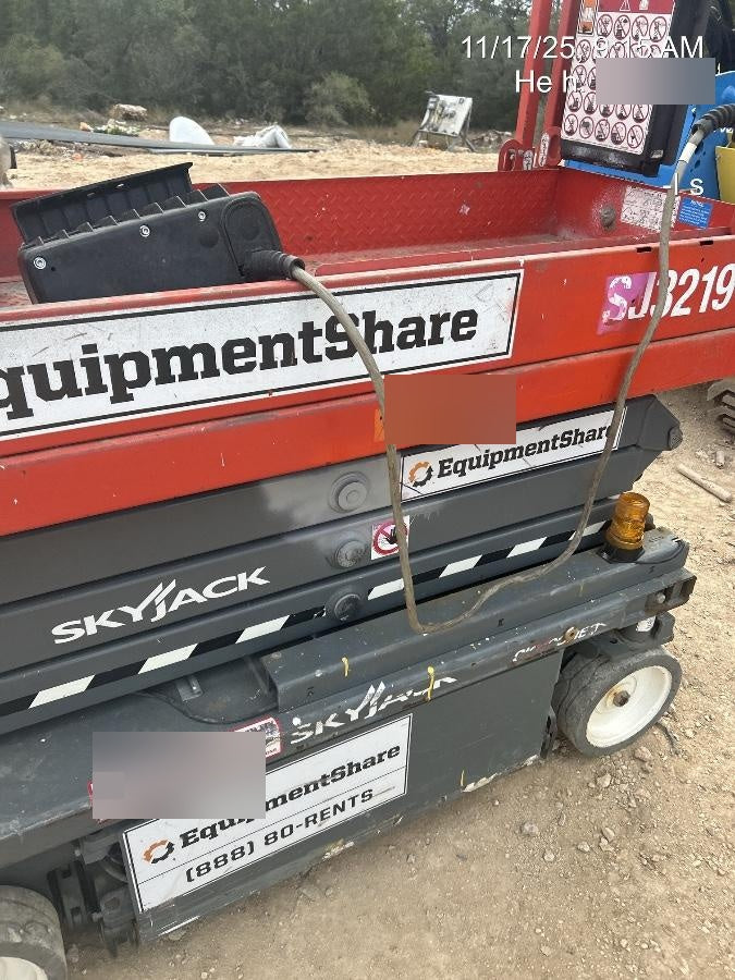 2020 Skyjack SJIII-3219 Solid NM Tires, Half height spring hinged entry gate, Dual Beacons, 800W Inverter