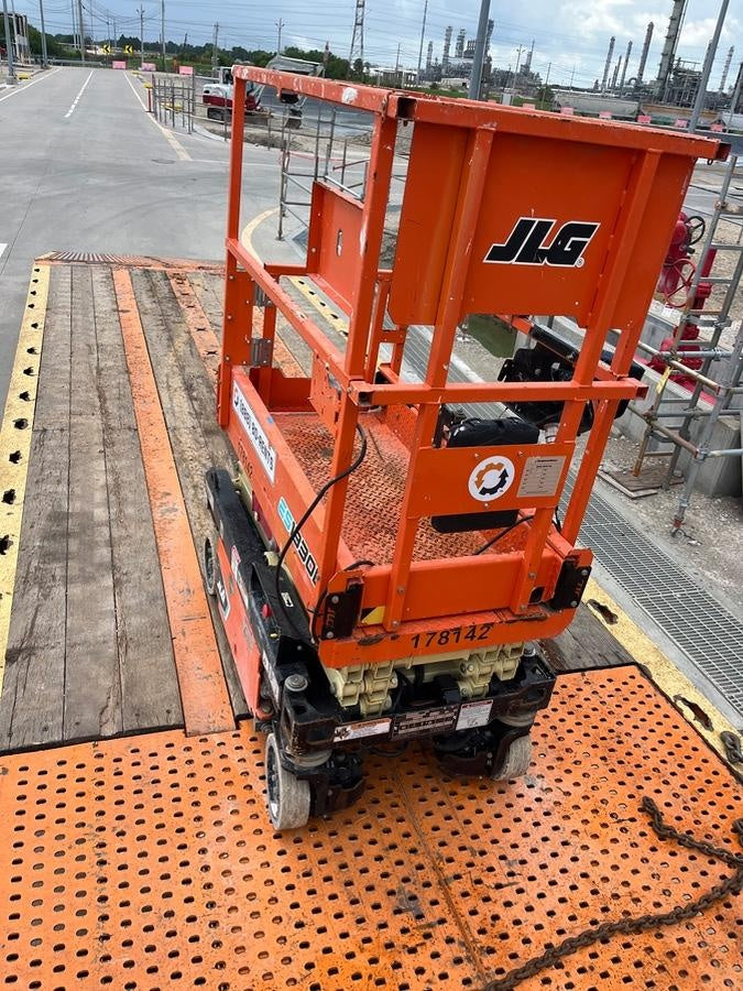 2021 JLG ES1330L