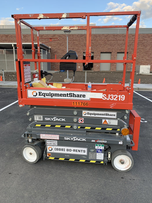 2020 Skyjack SJIII-3219 Solid NM Tires, Half height spring hinged entry gate, Dual Beacons, 800W Inverter