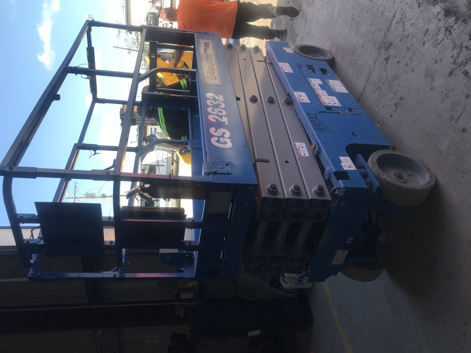 2019 Genie GS-2632 Folding rails with half height swing gate