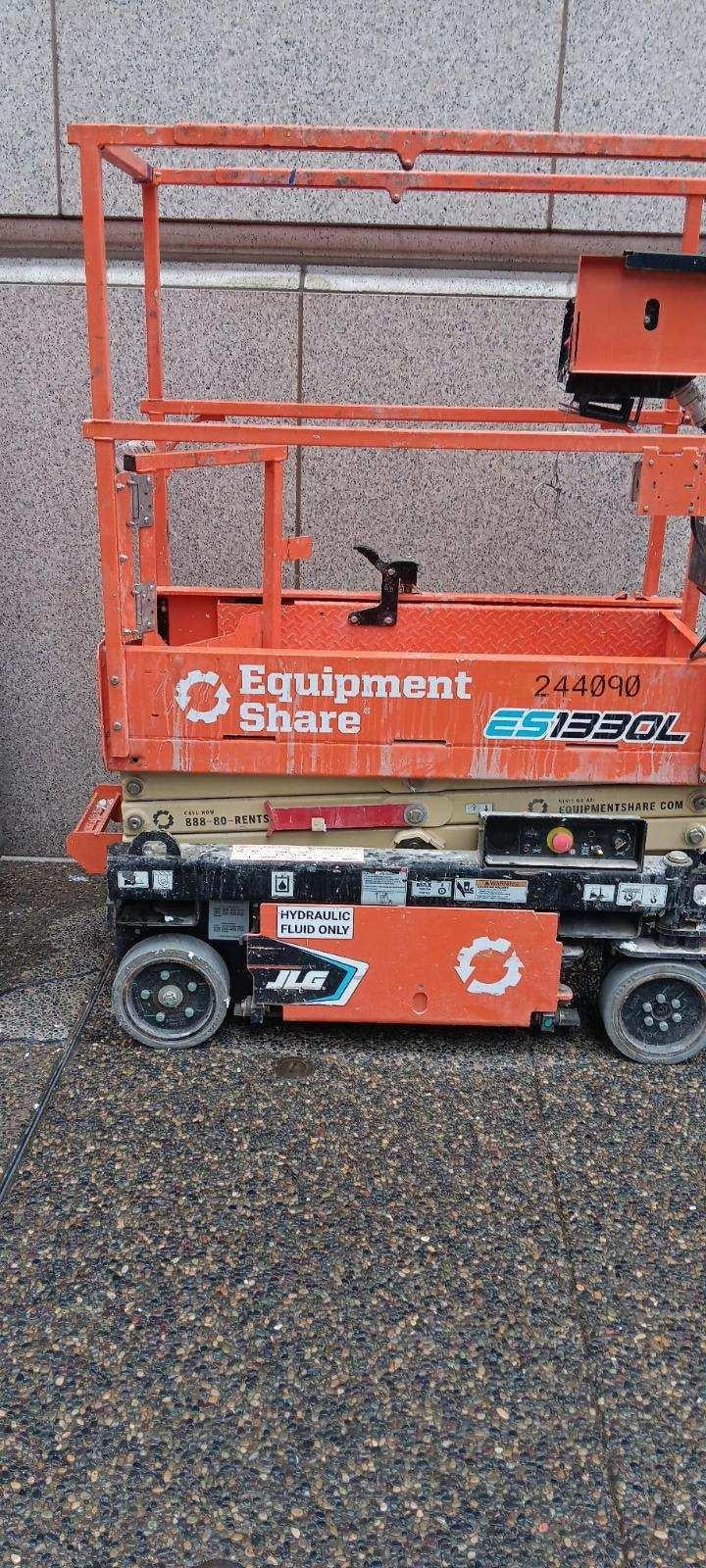 2022 JLG ES1330L